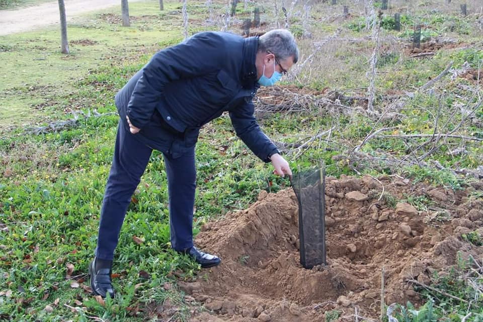 Gobernar para todos o gobernar solo para los tuyos.

Existe una pregunta fundamental en política local: ¿para quién gobernamos? Hay quien cree que gobernar es premiar a los que te votaron. Un modelo donde los servicios, la inversión y las iniciativas municipales se reservan para