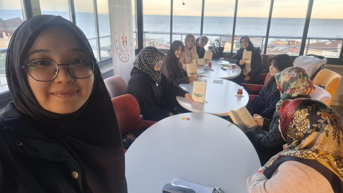 Akadder Trabzon temsilciliğimizde 28 Aralık Pazar günü Sevinç Çokum’un Rozalya Ana kitabı tahlil edildi.
08 Şubat 2026 tarihinde Gündüz Vassaf’ın Cehenneme Övgü kitabı yapılacaktır.