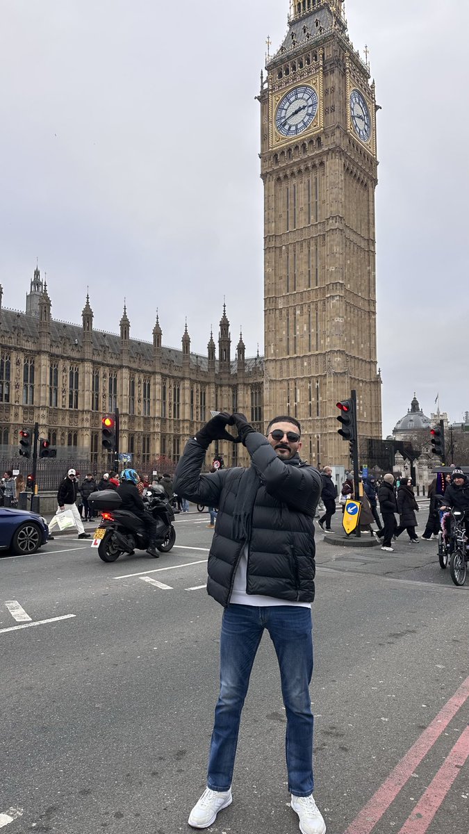 A__6010's tweet photo. London in December be like this ♥️🇬🇧 https://t.co/6wZXxpejpd