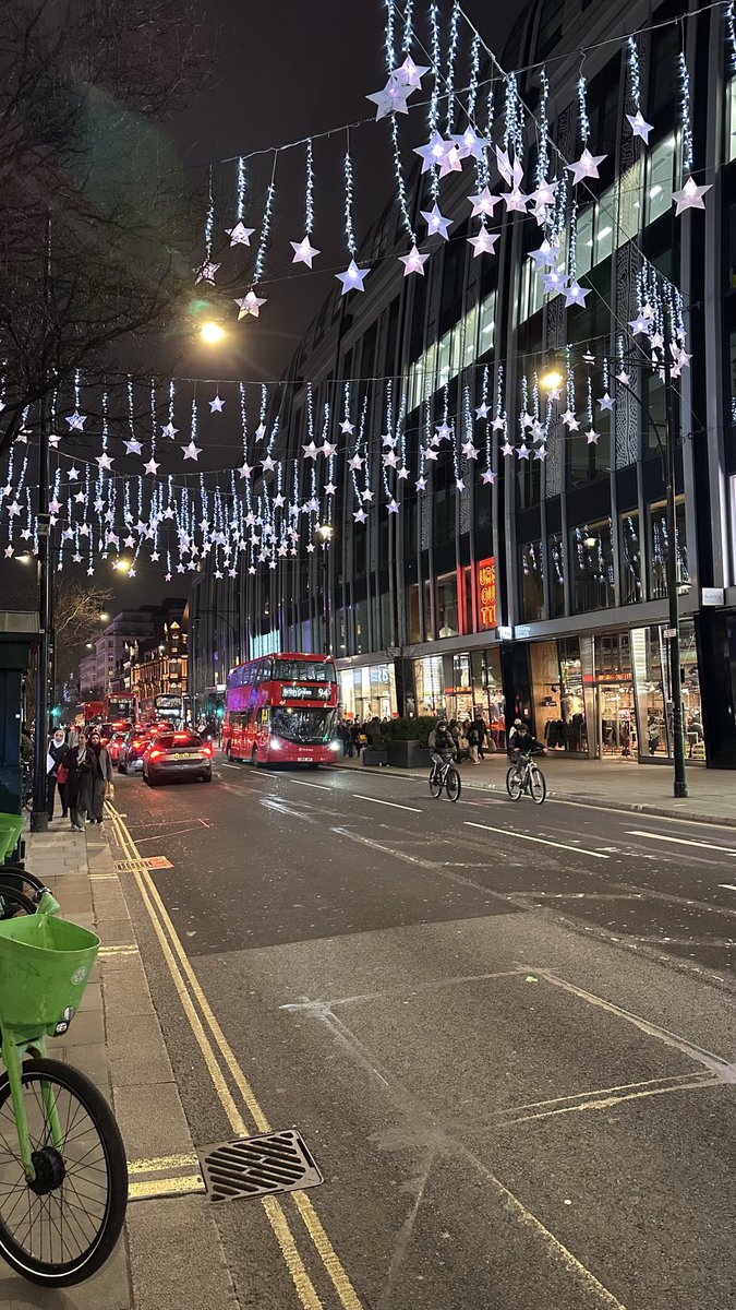 A__6010's tweet photo. London in December be like this ♥️🇬🇧 https://t.co/6wZXxpejpd