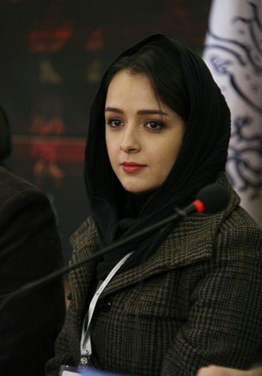 انقلاب شوخی نداره. اینکه یکی با اسم قشنگِ «نگاه فمینیستی» بیاد باورای انقلابو بزنه، قابل چشم‌پوشی نیست. فرق نقد با خط‌گیری مشخصه. انقلاب سرِ باوراش وایساده، نه سرِ اسم و شهرت آدما.
#ترانه_علیدوستی