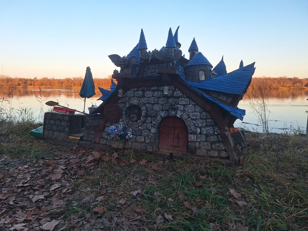 clovinoux's tweet image. Découverte d'un soir : un gentil Mr qui a navigué sur sa maison-radeau sur la Garonne depuis Toulouse pour proposer un atelier confection gratuit pour enfants sur le trajet. Il est actuellement posé derrière Bègles Rives d'Arcins (au niveau des jeux extérieurs), c'est génial. 🤩