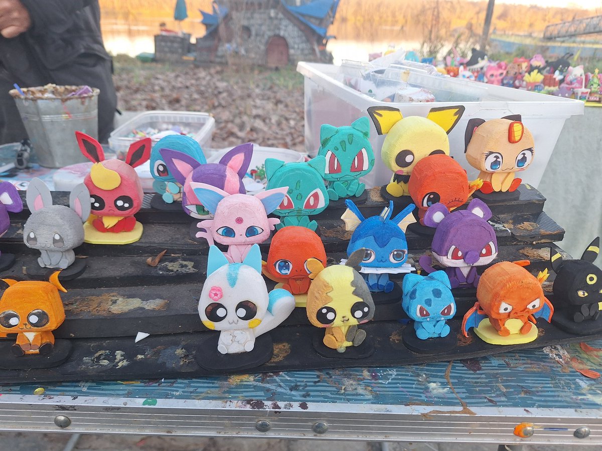 clovinoux's tweet image. Découverte d'un soir : un gentil Mr qui a navigué sur sa maison-radeau sur la Garonne depuis Toulouse pour proposer un atelier confection gratuit pour enfants sur le trajet. Il est actuellement posé derrière Bègles Rives d'Arcins (au niveau des jeux extérieurs), c'est génial. 🤩