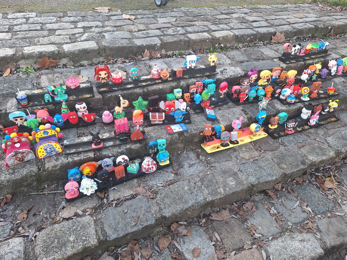 clovinoux's tweet image. Découverte d'un soir : un gentil Mr qui a navigué sur sa maison-radeau sur la Garonne depuis Toulouse pour proposer un atelier confection gratuit pour enfants sur le trajet. Il est actuellement posé derrière Bègles Rives d'Arcins (au niveau des jeux extérieurs), c'est génial. 🤩