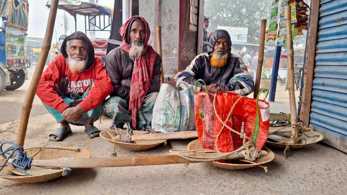 নওগাঁয় হাড়কাঁপানো শীত: বিপাকে নিম্নআয়ের মানুষ