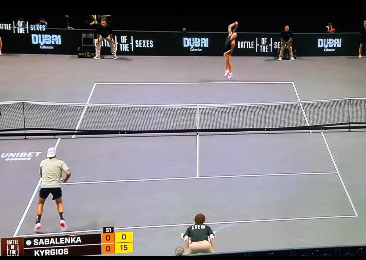 Hoy, para demostrar que las mujeres pueden competir igual que los hombres, se jugó el partido de tenis 🎾"Batalla de sехos" entre un hombre y una mujer, la pista de ella era un 10% más pequeña.

El top 671 del mundo le ha ganado 2-0 a la top 1.😭

Luego querrán cobrar lo mismo.😂