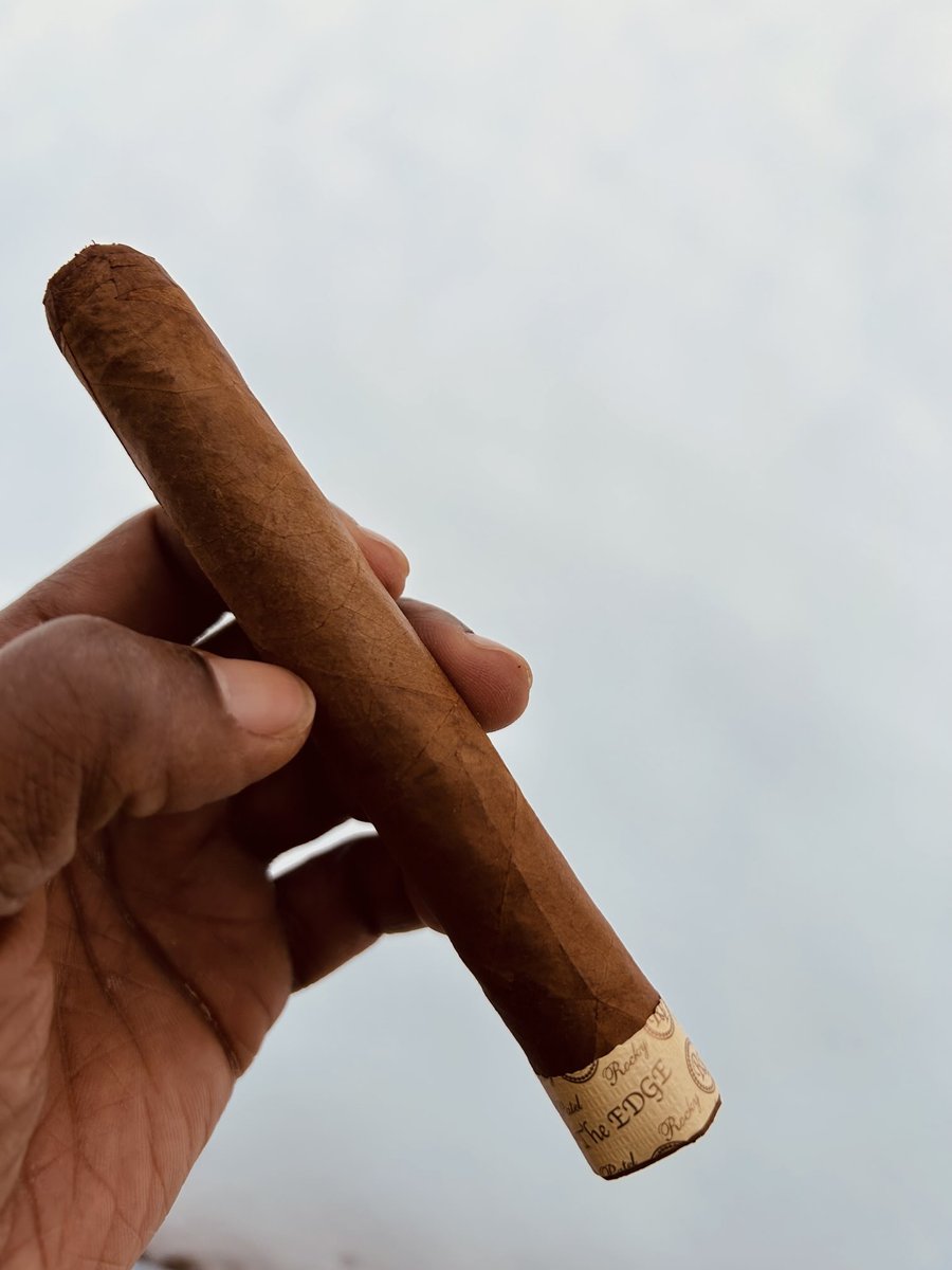 rayadh97's tweet image. After lunch smoke looking out at the snow.