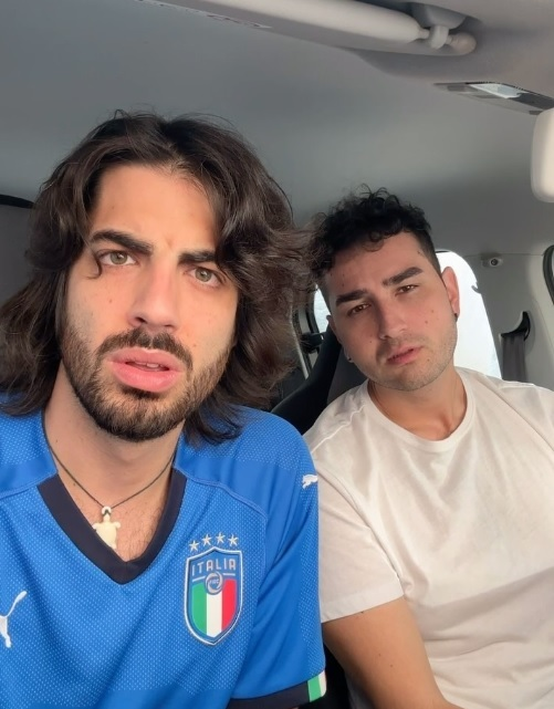 Raffooh_'s tweet photo. Se ci sono due persone che mi fanno fumare con tutto me stesso sono questi due figli di puttana che vogliono parlare in un inglese maccheronico facendo lo stereotipo dell'italiano medio, li avessi davanti non so  cosa farei so solo che uscirei dalla stanza con un sorriso enorme https://t.co/mluRBQlnAn
