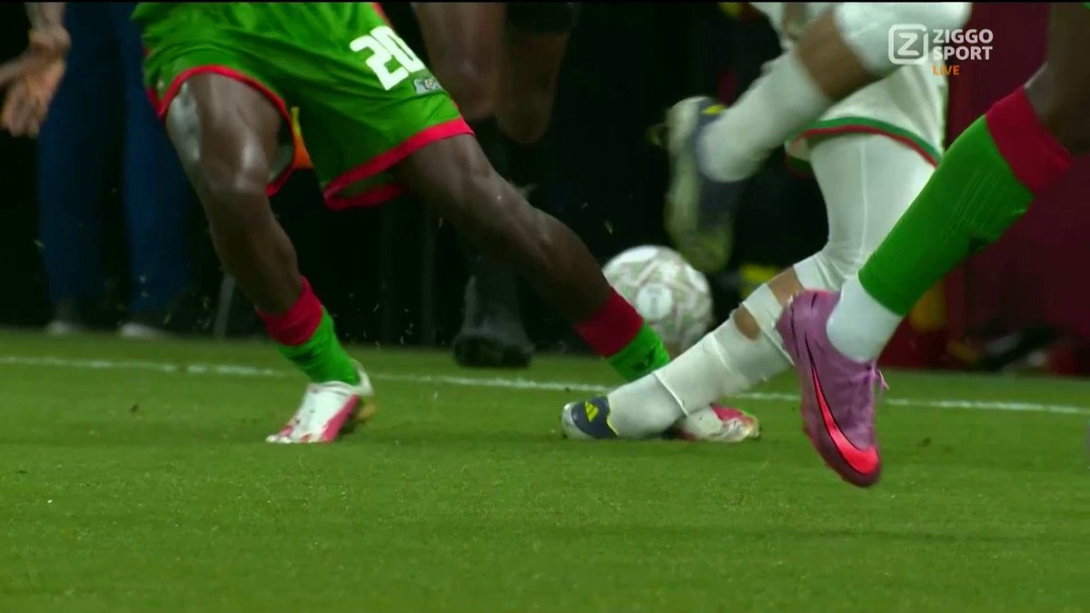 _BeFootball's tweet image. 🚨 𝗣𝗔𝗦 𝗗𝗘 𝗖𝗔𝗥𝗧𝗢𝗡 𝗥𝗢𝗨𝗚𝗘 après cette faute sur Jaouen Hadjam et intervention de la VAR 📺❌🟥