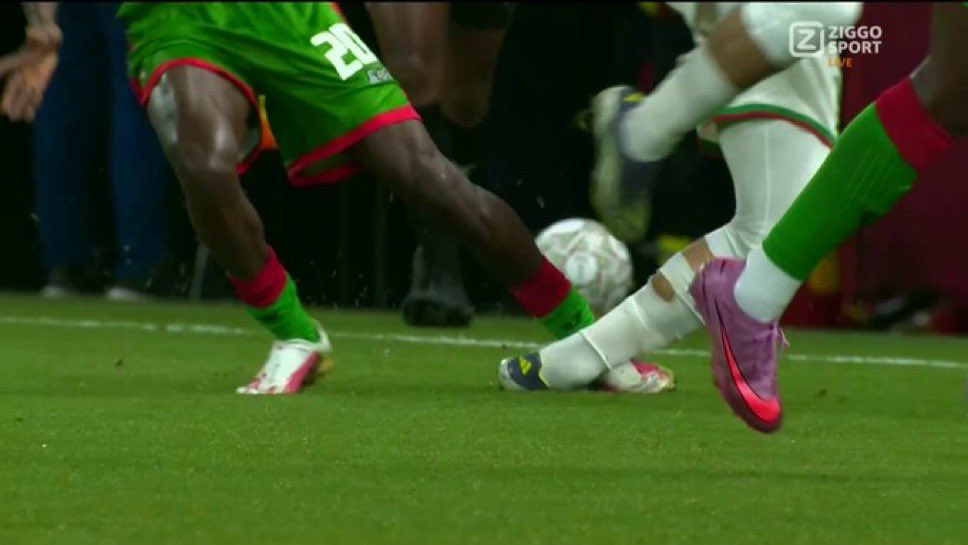 ActuFoot_'s tweet image. 🤕 𝗟𝗔 𝗧𝗨𝗜𝗟𝗘 𝗣𝗢𝗨𝗥 𝗝𝗔𝗢𝗨𝗘𝗡 𝗛𝗔𝗗𝗝𝗔𝗠 🇩🇿 !!!

𝗟𝗔 𝗖𝗛𝗘𝗩𝗜𝗟𝗟𝗘 𝗔 𝗧𝗢𝗨𝗥𝗡𝗘́ !!!!

Il reste pour l’instant sur le terrain après un tacle de Gustavo Sangaré 🇧🇫 qui s’en sort avec un carton jaune. 🟨