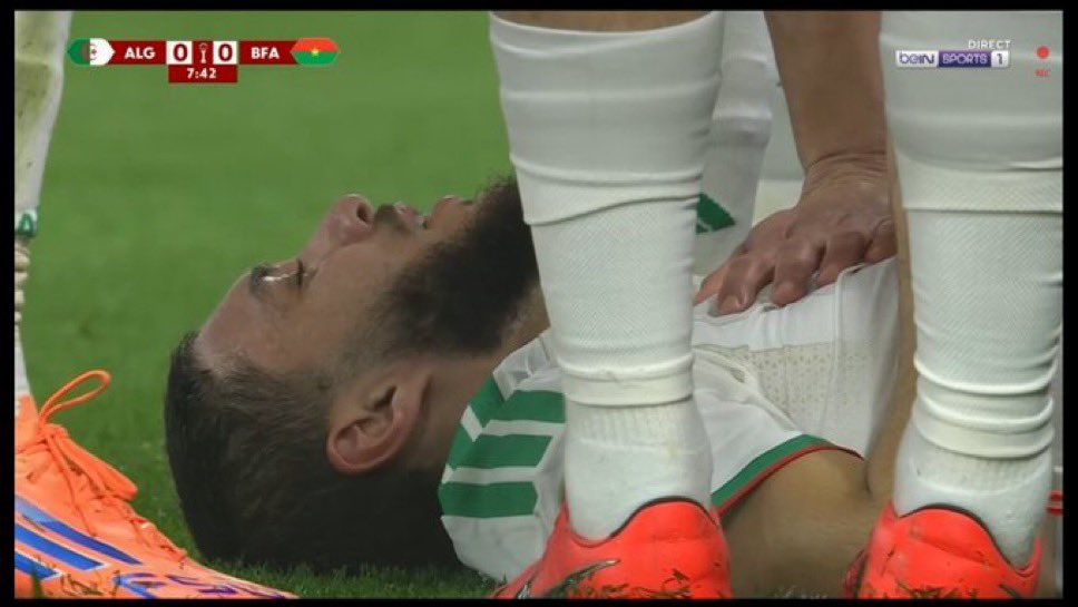 ActuFoot_'s tweet image. 🤕 𝗟𝗔 𝗧𝗨𝗜𝗟𝗘 𝗣𝗢𝗨𝗥 𝗝𝗔𝗢𝗨𝗘𝗡 𝗛𝗔𝗗𝗝𝗔𝗠 🇩🇿 !!!

𝗟𝗔 𝗖𝗛𝗘𝗩𝗜𝗟𝗟𝗘 𝗔 𝗧𝗢𝗨𝗥𝗡𝗘́ !!!!

Il reste pour l’instant sur le terrain après un tacle de Gustavo Sangaré 🇧🇫 qui s’en sort avec un carton jaune. 🟨