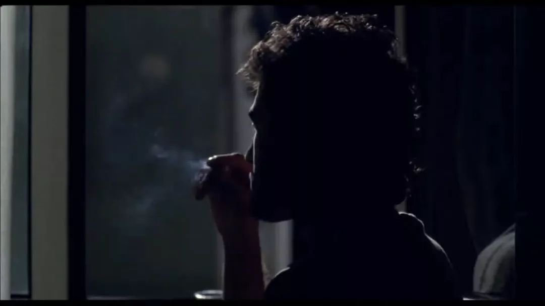 kapıyı kapatmak zorunda kalmış ama pencere kenarında ömür harcamış.