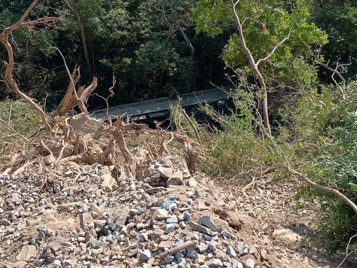 Erika_Velasco_'s tweet photo. Descarrila el Tren Interoceánico y la Marina le llama un “evento ferroviario”. Ocurrió a la altura de Nizanda, Oaxaca. Viajaban 241 pasajeros y 9 integrantes de la tripulación. No hay certeza de personas muertas, ni un balance de los lesionados porque la Marina no lo informa. https://t.co/zgh690uhef