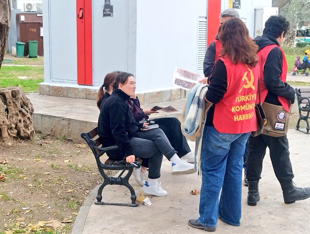 📌Aliağa

📣 "AKP'ye de, anayasasına da hayır! " çağrımızı emekçilere, gençlere, kadınlara ve emeklilere ulaştırmaya devam ediyoruz! 

🔴 İzmir'in tüm ilçe ve semtlerine Hayır gazetemizi ulaştıracağız!

📱0541 515 19 20