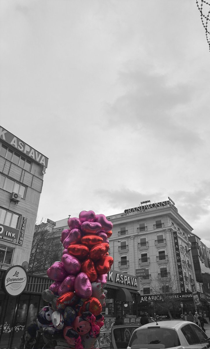 Ezgimss_'s tweet image. Bugün Ankara’nın romantikliği şaka mı? Bir yanda ince ince yağan kar, diğer yanda Kızılay’ın ışıltısı...Seviyorum bu şehri✨️