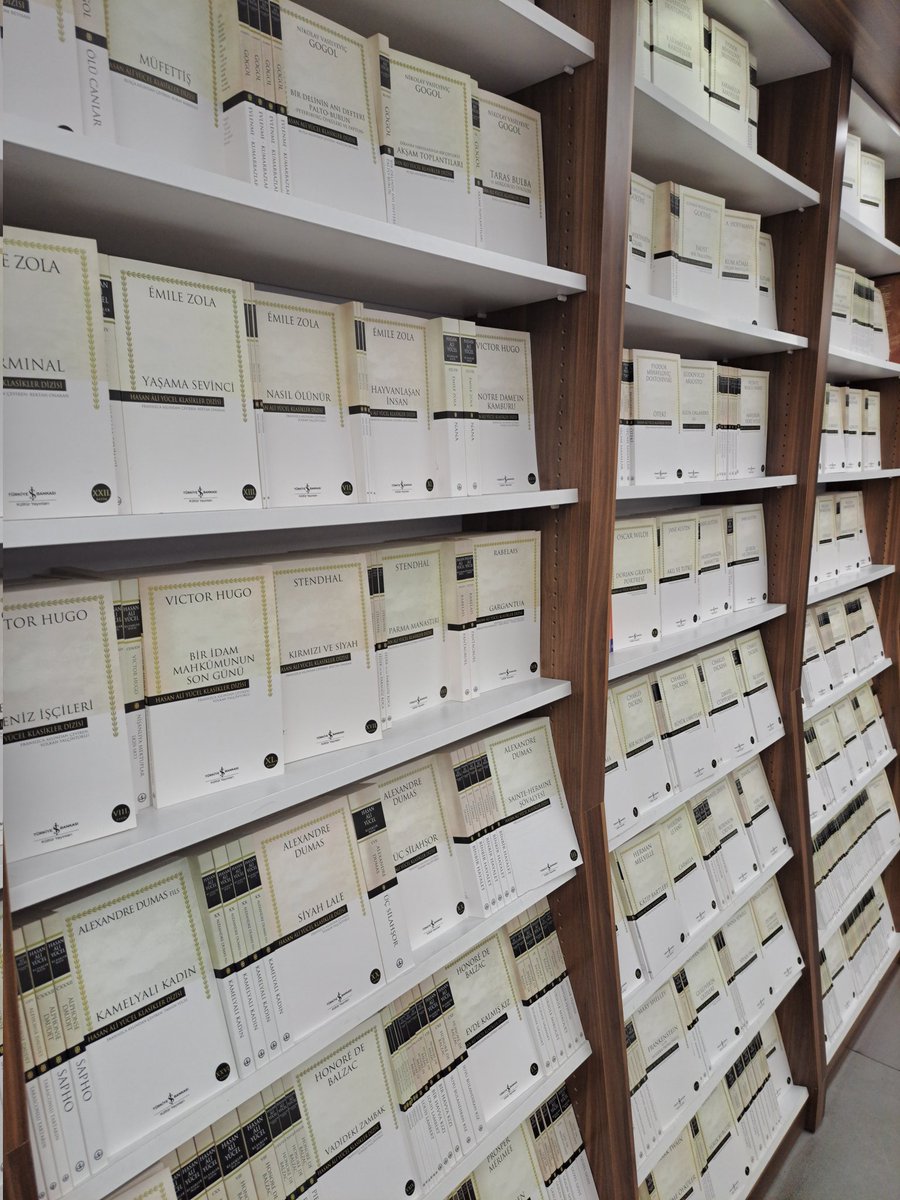 Ezgimss_'s tweet image. Bugün Ankara’nın romantikliği şaka mı? Bir yanda ince ince yağan kar, diğer yanda Kızılay’ın ışıltısı...Seviyorum bu şehri✨️