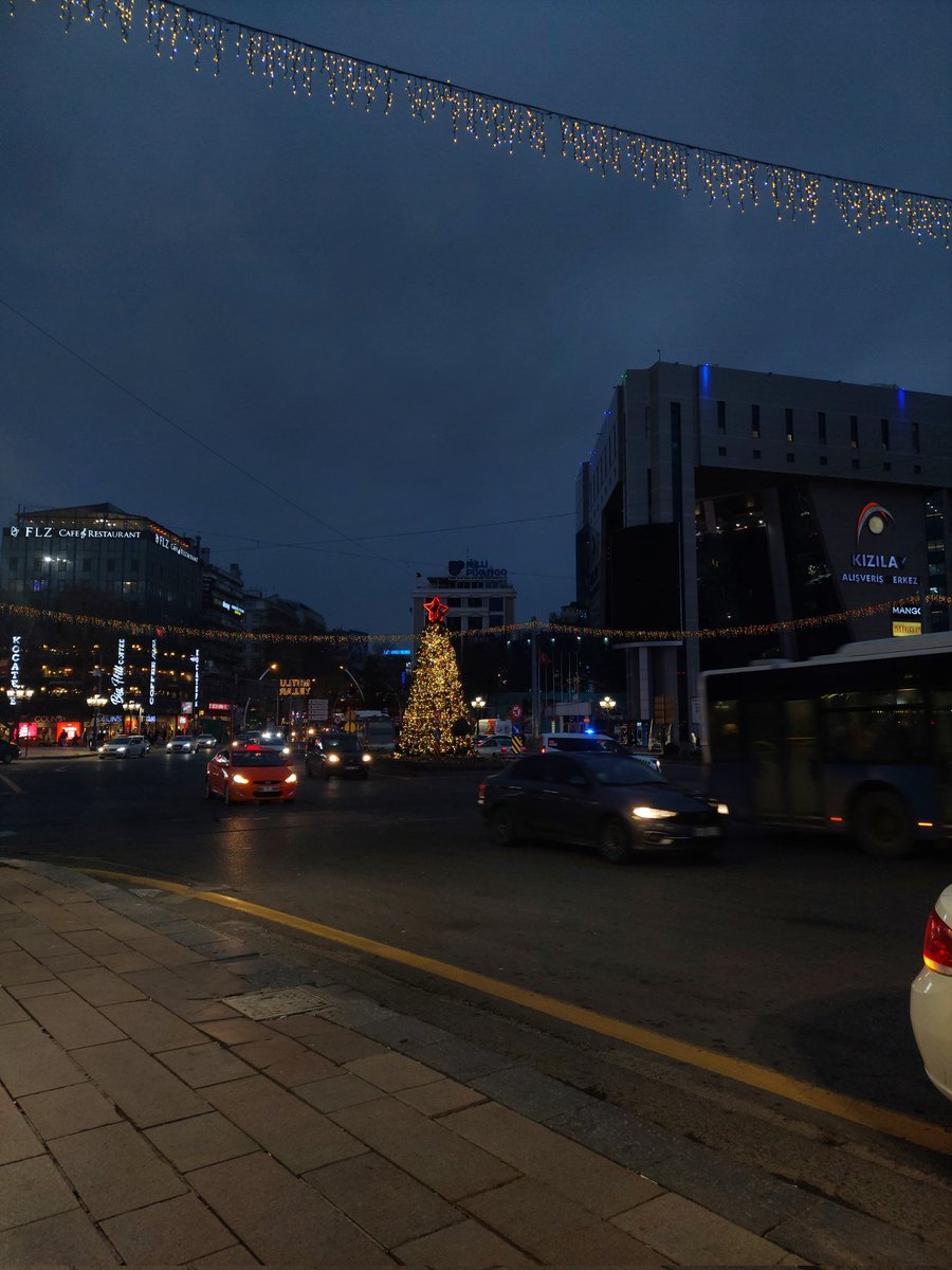 Ezgimss_'s tweet image. Bugün Ankara’nın romantikliği şaka mı? Bir yanda ince ince yağan kar, diğer yanda Kızılay’ın ışıltısı...Seviyorum bu şehri✨️