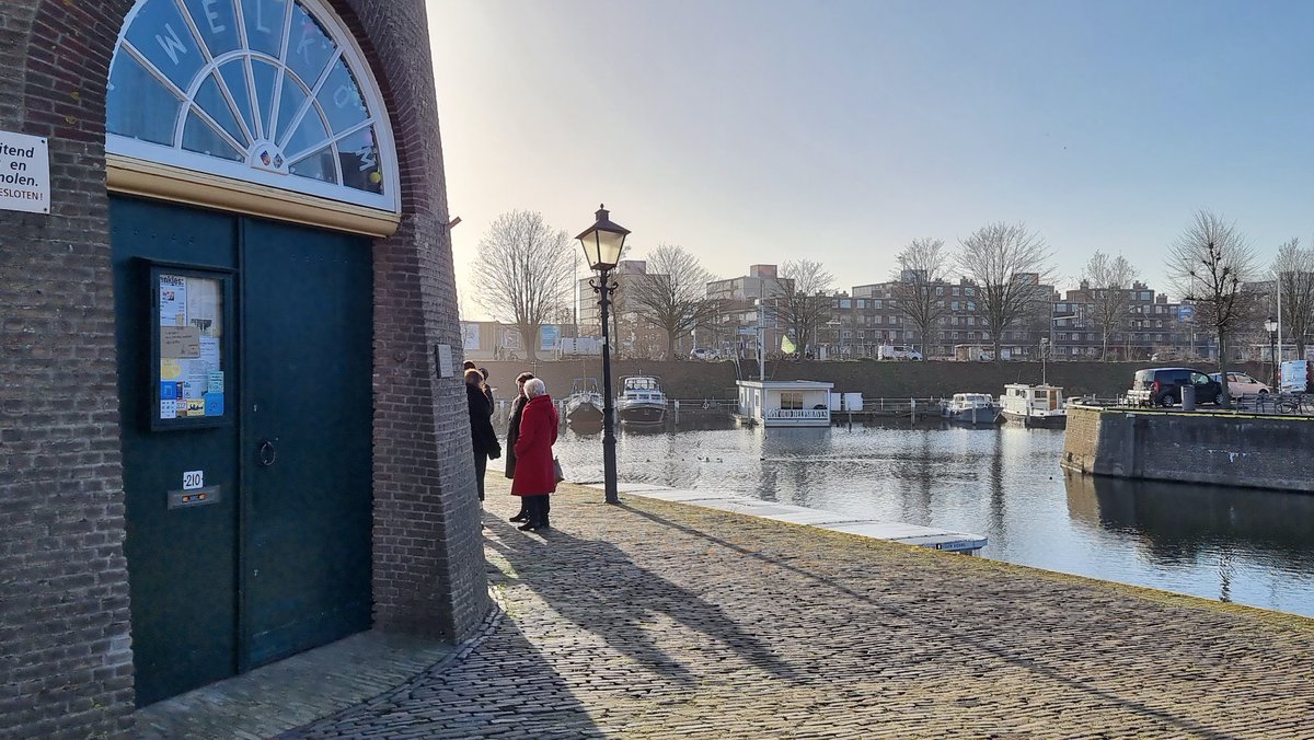 Delfshaven is samen met de Coolhaven leuk te bekijken vanaf het water met de elektrische rondvaartboot Tati.
Met een hilarische gids Eveline van Wanrooij nog leuker.