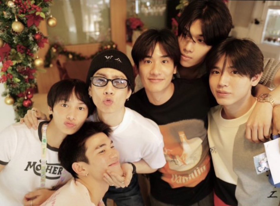 OffGunのくっつき具合可愛いし、Offくんの手が良き😍💚 cr