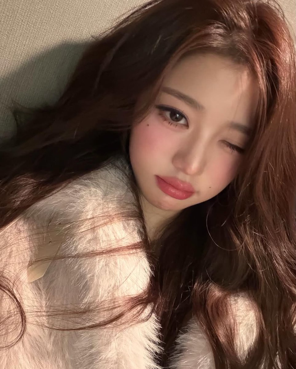 Womyoumg's tweet photo. Instead of letting the winter cold chase you down, come find a cozy retreat in the warmth of my company. https://t.co/VodI7TtWmE