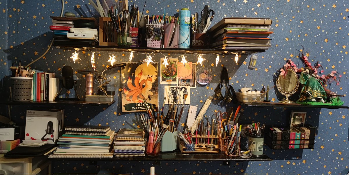 Новая гирлянда оказалась СИЛЬНО короче, чем я планировала. Ладно, потом что-нибудь еще повешу.