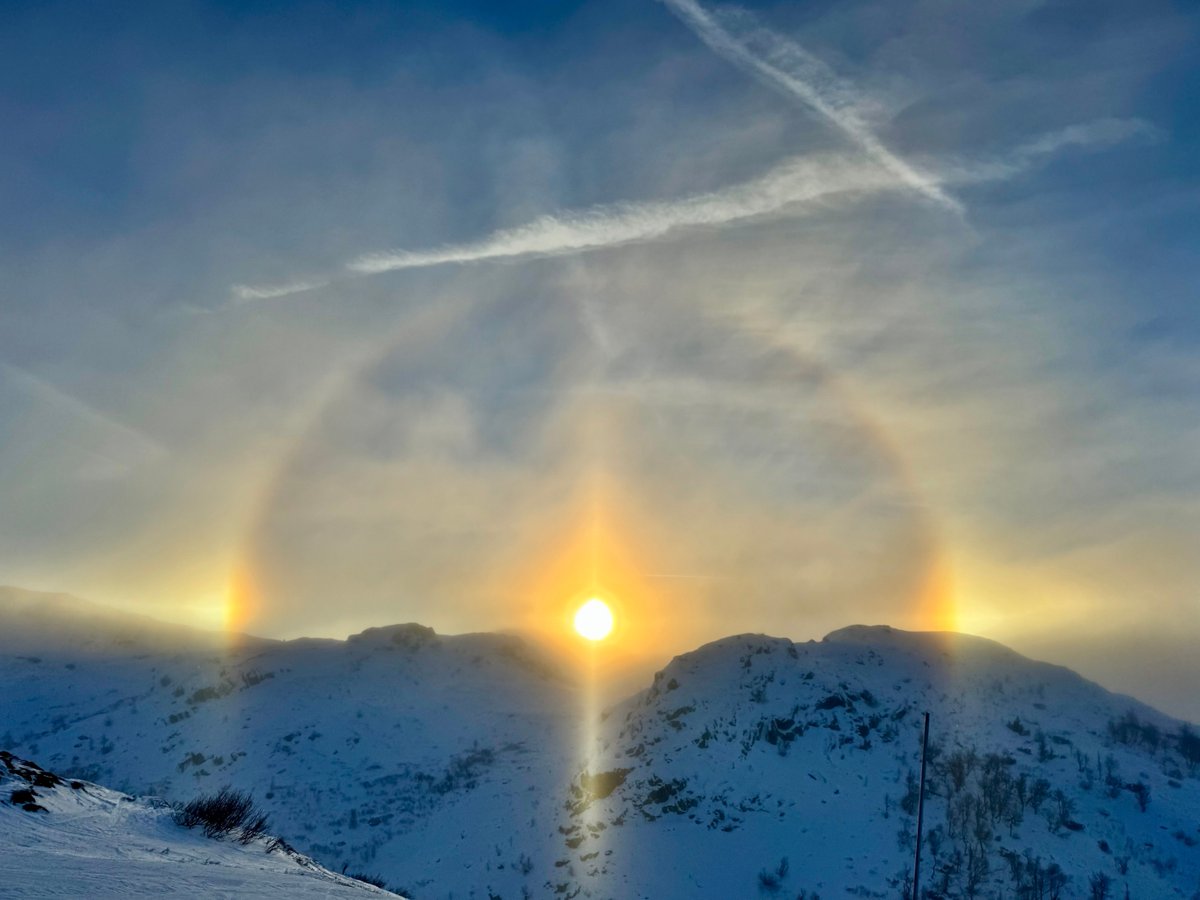 WetterOnline's tweet image. Über Rauland in Norwegen (23.12.2025) ist ein ausgeprägtes Halo-Phänomen zu beobachten. Neben der tief stehenden Sonne erscheinen links und rechts sogenannte Nebensonnen. Zusätzlich ist ein 22-Grad-Halo in Form eines Lichtbogens sichtbar.

📷 Lucas Seeberg 

#norwegen #rauland