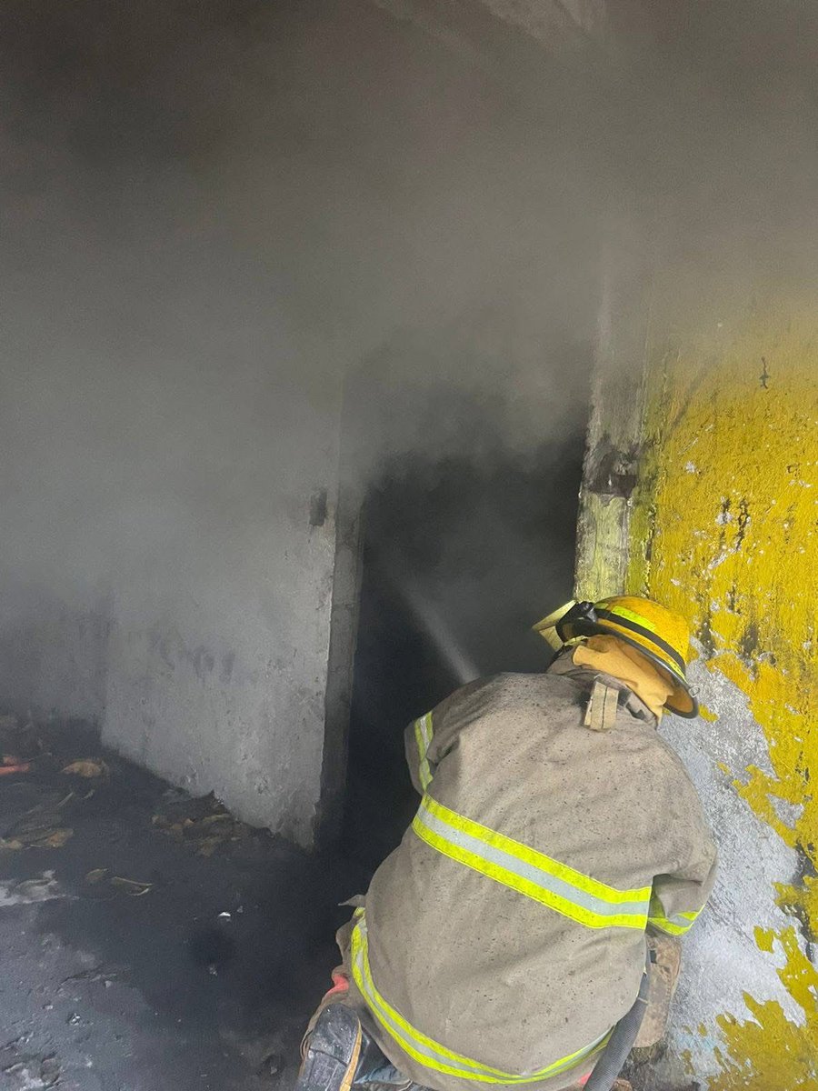 Reporteroszona's tweet photo. #Tamuin #SLP
🚨🚔Un hombre que le prendió fuego a su propia casa fue detenido por la policía municipal, ya que a la llegada de los Bomberos voluntarios de Tamuin S.L.P para sofocar el incendio de la humilde vivienda, el hombre se mostró agr3sivo, https://t.co/EZoF5peh0k