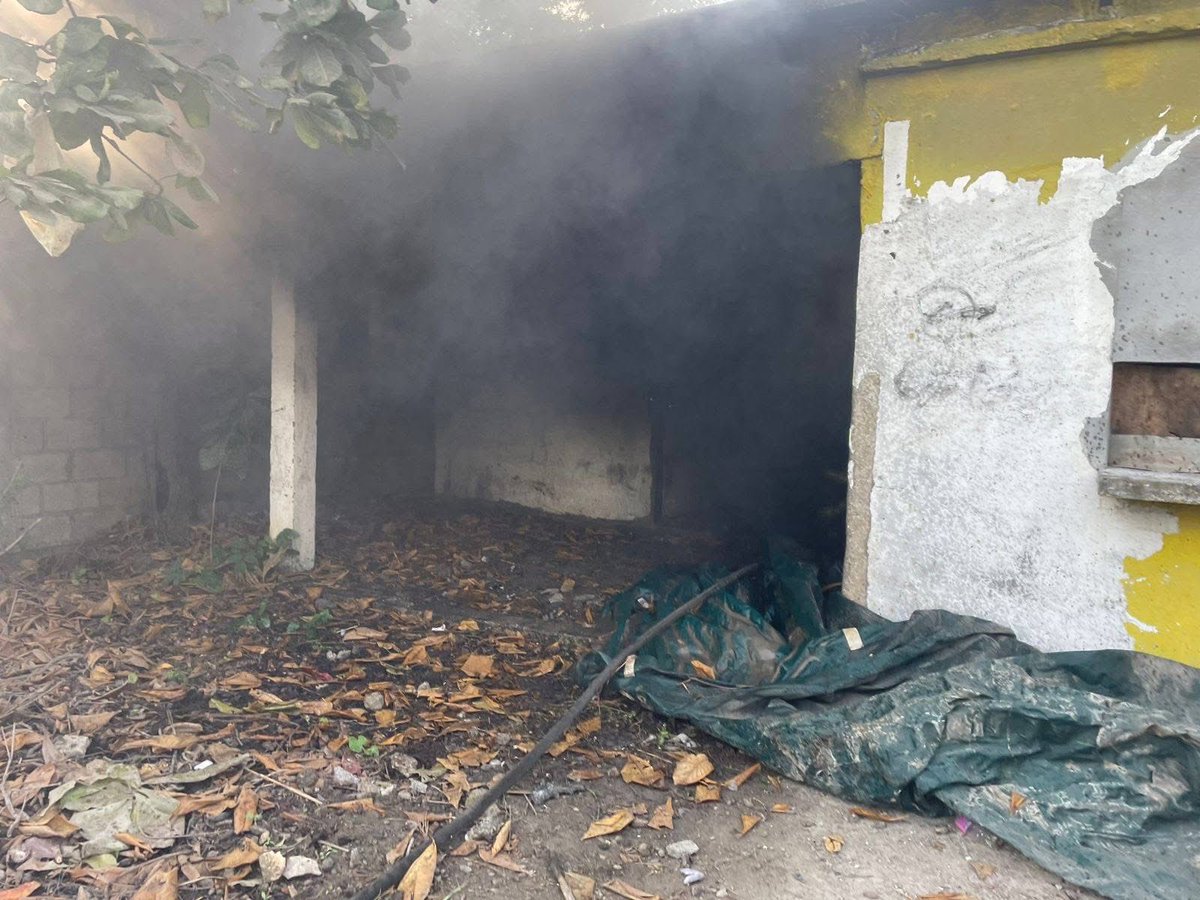 Reporteroszona's tweet photo. #Tamuin #SLP
🚨🚔Un hombre que le prendió fuego a su propia casa fue detenido por la policía municipal, ya que a la llegada de los Bomberos voluntarios de Tamuin S.L.P para sofocar el incendio de la humilde vivienda, el hombre se mostró agr3sivo, https://t.co/EZoF5peh0k