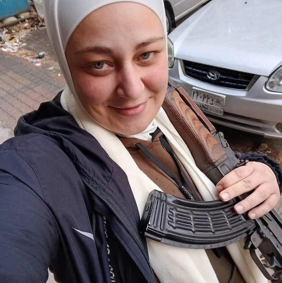 One of the supporters of jolani is using weapons
•against civilian protesters from the Alawite sect
إحدى مناصري الجولاني تستخدم السلاح ضد متظاهرين مدنيين من الطائفة العلوية.