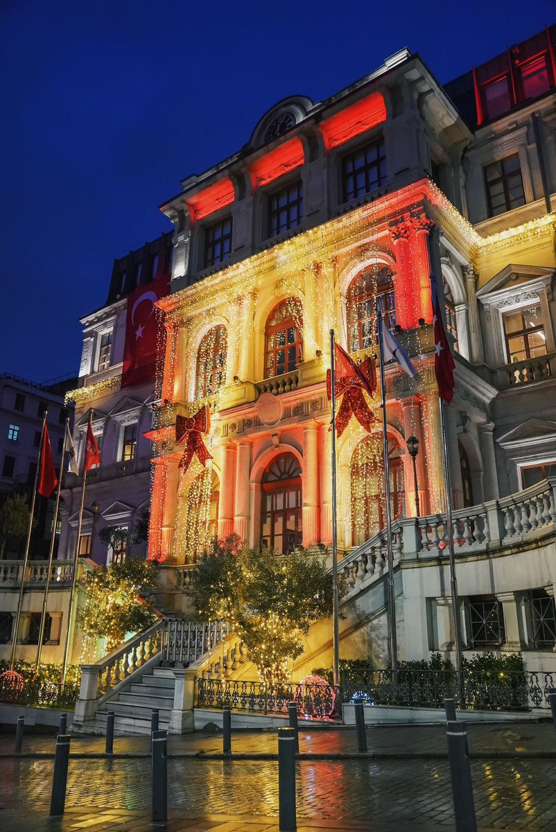 Nice tarihi anlara tanıklık eden Altıncı Daire-i Belediye 2026’yı karşılamaya hazırlanırken umutlu ve mutlu yarınlar diliyor.

Beyoğlu’nu çok seviyoruz.