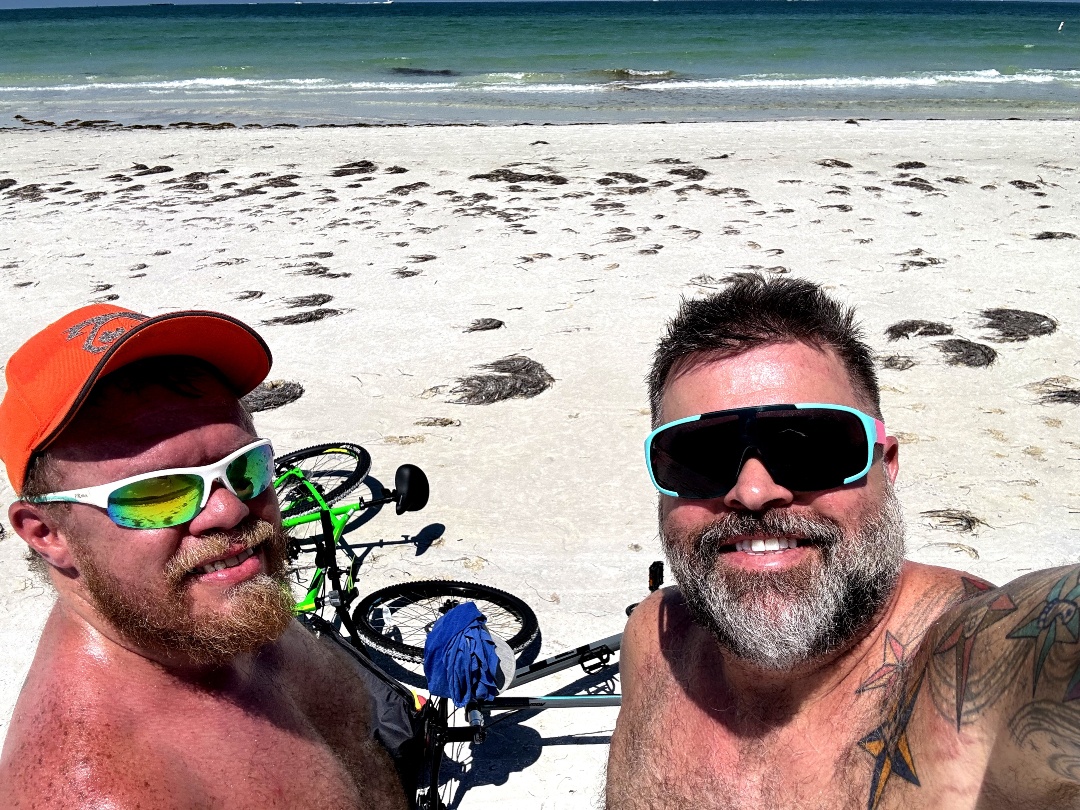 Beach Time Who wants to join?
#thrupple #gay #gaysex #nakedmen #fuck #bb 
#jock #suck #orgy