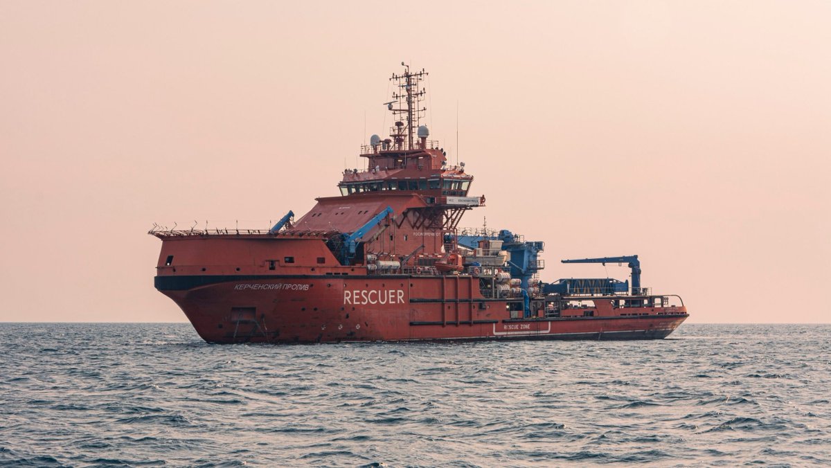 Railotech's tweet photo. Knowing that the construction of the #icebreaker was suspended for years after serious deficiencies were discovered in the design documentation, that persistent bow trim visible in all recent photographs keeps bothering me.

That ain't right... https://t.co/3kIiN9pJcD
