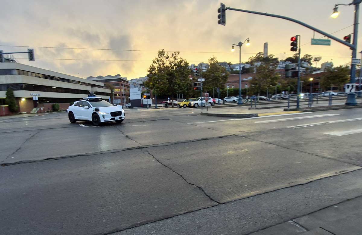 JulioMiravalls's tweet image. Bitácora de ayer; #Blog180 El robotaxi despistado. Es casi hipnótico observar en San Francisco cómo los taxis robóticos de Waymo atraviesan tremendas intersecciones, con el asiento del conductor vacío... salvo si hay un apagón
apuntelego.es/bitacora/2025/…