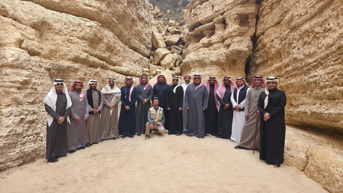 جانب من زيارة طلاب الماجستير التنفيذي في السياحة والضيافة لمحمية <a href="/IARDAKSA/">هيئة تطوير محمية الإمام عبدالعزيز بن محمد الملكية</a>، اطّلعوا من خلالها على جهود المحمية في السياحة البيئية والاستدامة، ودورها في حماية الموارد الطبيعية وتعزيز التجربة السياحية المسؤولة.