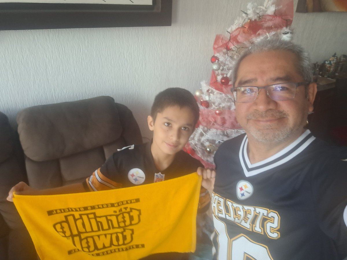 mjimenez030772's tweet photo. #NFLEnTelevisa @EnriqueBurak @adevaldes apoyando desde Gdl ! https://t.co/eYAXJdgrIu
