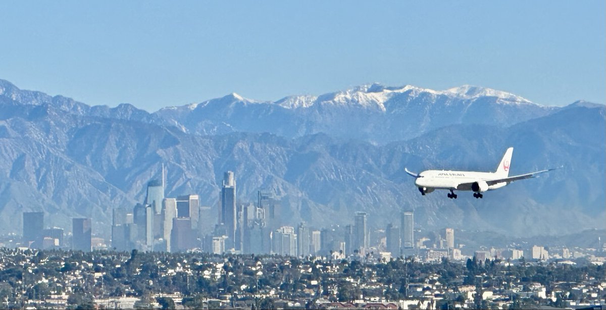 RickDickertWX's tweet image. The last Sunday of 2025 is looking like this in Los Angeles, California..
59° and Sunshine..
Unlimited visibility..
Snow capped mountains..
Soak it up SoCal 🌴 ☀️ 
We earned it…

9:57 am PST from @flyLAXairport