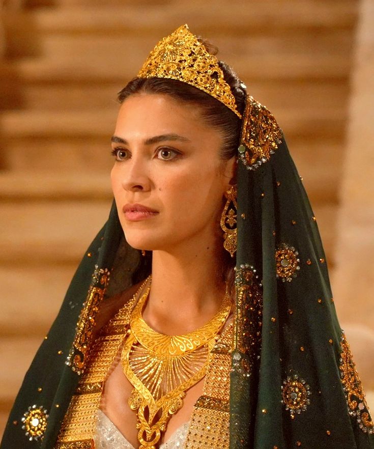 #Halef izleyicisi olarak bir şey diyip gidecem şimdi şöyle Yıldızın dershaneden alınması lazım çünkü Yıldz OKUMAK ISTEMIYOR,yalnızca SERHATI ISTIYOR. 
Ve ünlü bir Azərbaycanlı yazar şöle demişti. 
“Okumak isteyen bir kıza ilim, koca istiyen kıza koca verilmelidir”
— M.F.Axundzada