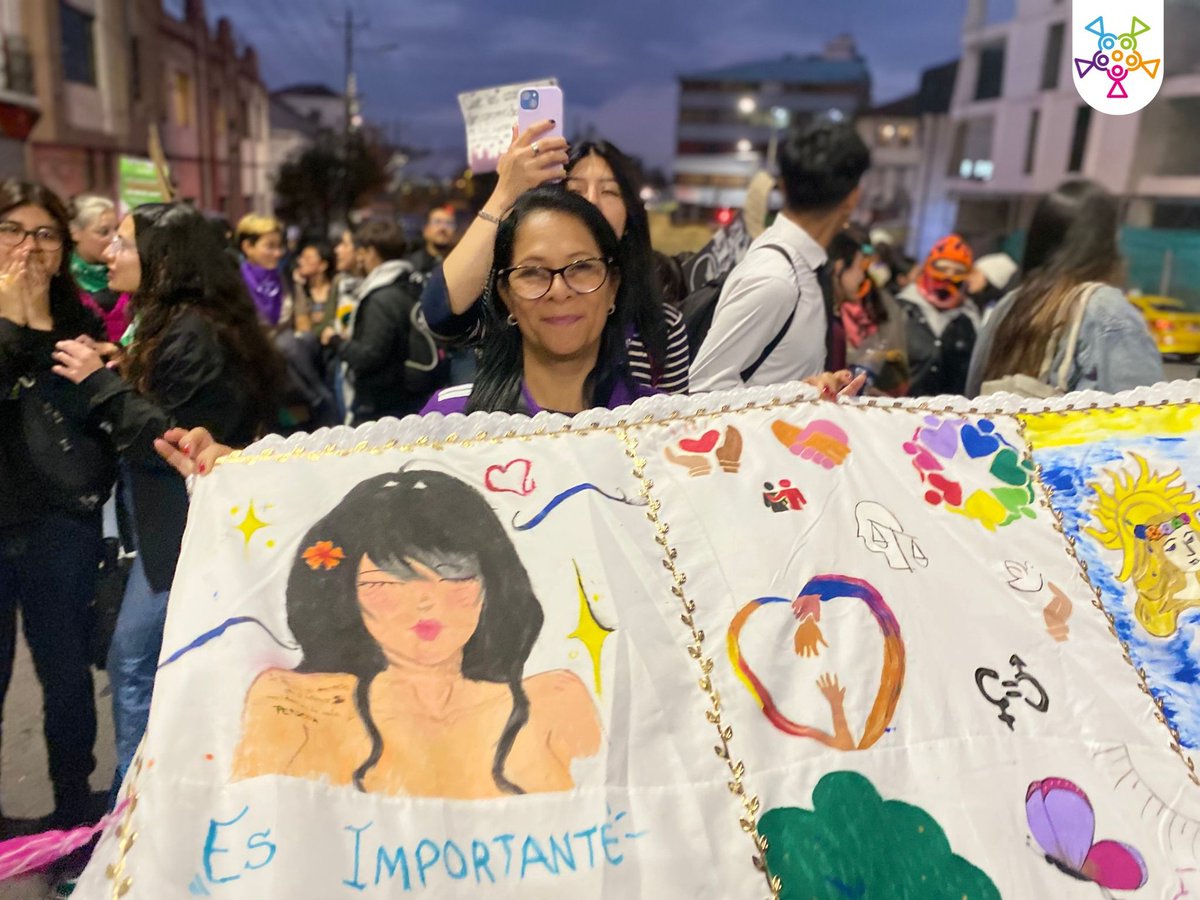AimmeSd's tweet photo. Así vivimos el 25N 💜 marchamos con nuestra manta de la desobediencia, caminando junto a mujeres migrantes que resisten, se organizan y reivindican su derecho a vivir libres de violencias en cualquier territorio. 💜 #AIMME2 #25N #Mujeres https://t.co/YI0aLUOItK