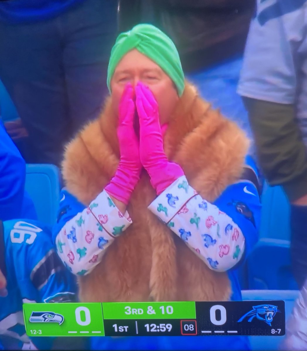 FootballGuy_Al's tweet image. Huge shoutout to this Carolina Panthers fan dressed as Clark Griswold trapped in the attic in “Christmas Vacation.”