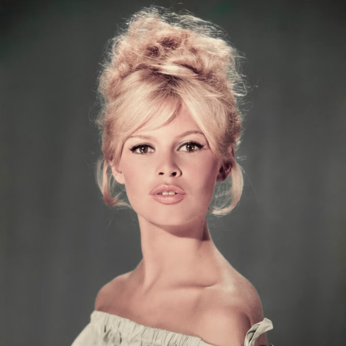 Devlin_Cold's tweet image. My France, my homeland, my land, is again being invaded - with the blessing of our successive governments - by an overpopulation of foreigners, particularly Muslims, to whom we are paying allegiance.Year after year, we see mosques springing up all over France.Brigitte Bardot RIP