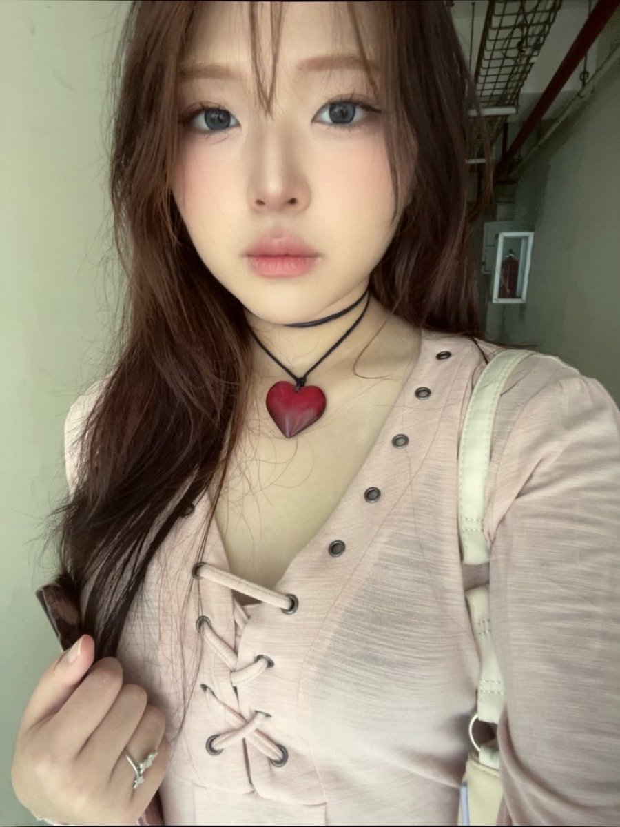 peonyist's tweet image. Kalo bengong mukanya gini.