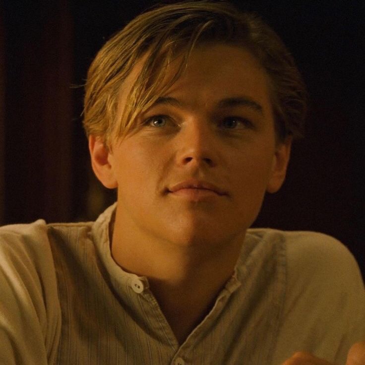 biabatella's tweet image. Como pode o leonardo dicaprio ser o homem mais lindo dos anos 90??? A beleza desse homem era de outro mundo #Titanic