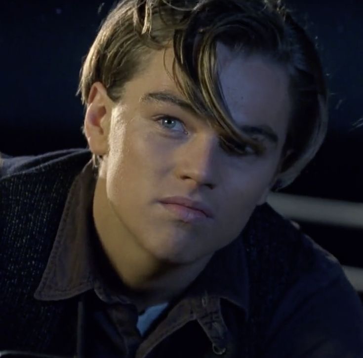 biabatella's tweet image. Como pode o leonardo dicaprio ser o homem mais lindo dos anos 90??? A beleza desse homem era de outro mundo #Titanic