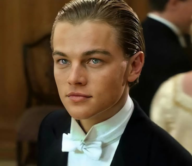 biabatella's tweet image. Como pode o leonardo dicaprio ser o homem mais lindo dos anos 90??? A beleza desse homem era de outro mundo #Titanic