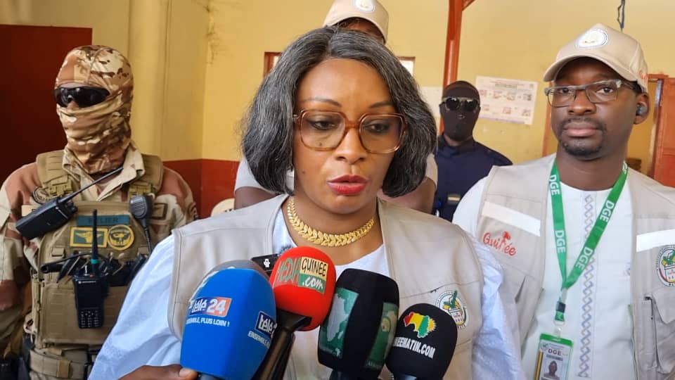 Africaguinee's tweet image. 🚨#Info: Fermeture des bureaux de vote prolongée jusqu'à 19h sur l'ensemble du territoire national... ⤵️

#DGE #Vote #Guinée #Africaguinée