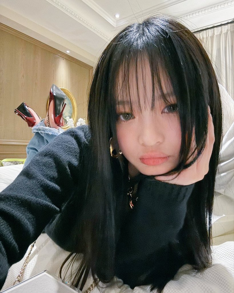 phalhanni's tweet image. Who misses this little fairy? Along with the gentle breeze and warm sunshine. Her casual yet charming style captivates anyone who sees her. 𐚁