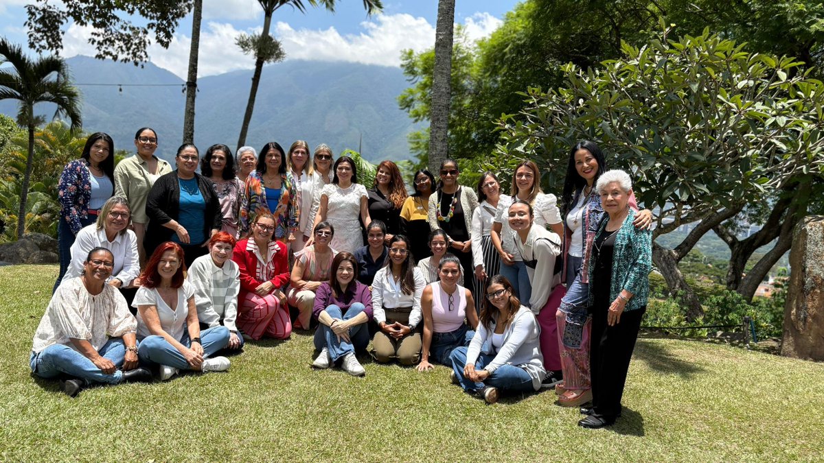 ForoCivicoVzla's tweet image. #RecuentoAnualFC La mujer como constructora de caminos hacia el diálogo, la confianza, la pluralidad, bases de la transformación social. A fin de potenciar el liderazgo femenino y su incidencia en la compleja realidad nacional,celebramos en #agosto el I Encuentro #MujeresPorLaPaz