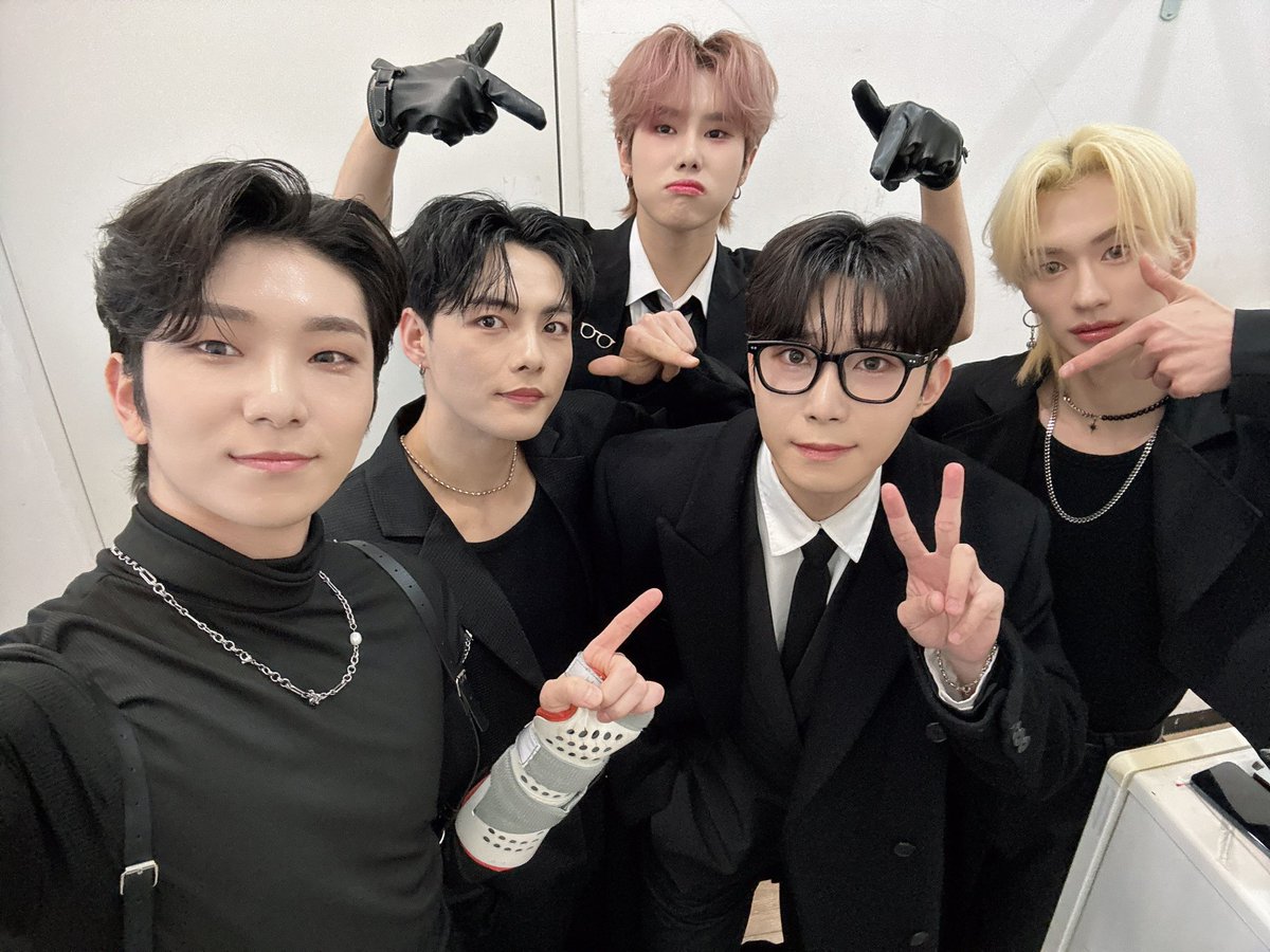apex5_official's tweet photo. 에이펙스 5명의 모습 끝까지 많은 응원과 사랑 주셔서 감사합니다‼️
언젠가는 다시 꼭 5명의 모습을 보여드릴 수 있도록 노력하겠습니다❤
2025년 정말 잊지 못할 추억 만들어 주셔서 감사합니다⭐
2026년에 만나요🖐🏻

#에이펙스 #APEX #エーペックス 
#시류 #민규
#조하 #K_day
#겸 https://t.co/YWoD1hWJfX
