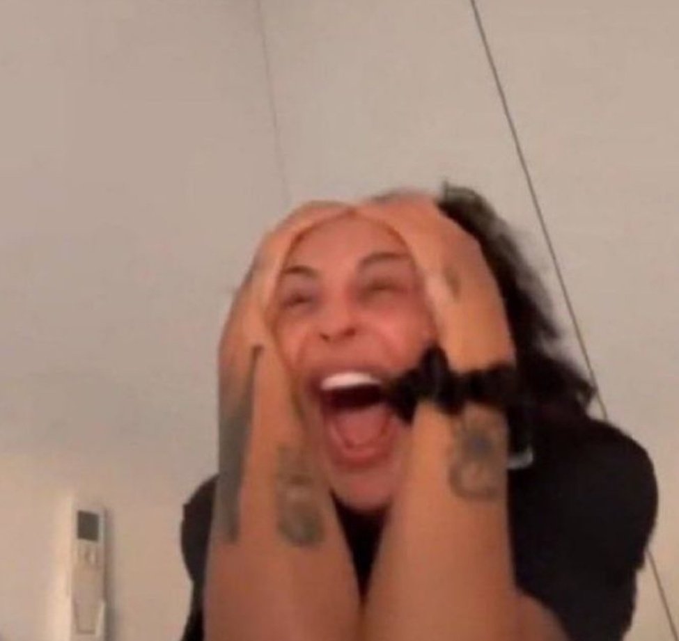 CUANDO EN RIVER SE COMPLETE LA ESTRELLA EN LA INTRO Y EMPIECE A SONAR ES EL TERROR DEL BARRIO TIENE FAMA DE DESACATADOOOO