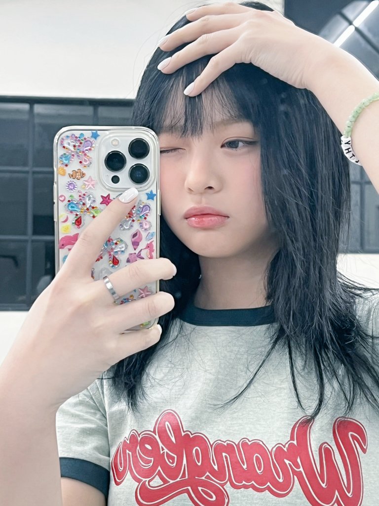 phalhanni's tweet image. Taking selfies with the mirror is my favorite thing, with my mint green shirt and adorable bangs giving me the visual of a happy teenager. The name bracelet also completes it, with writing that you will understand. ❤︎